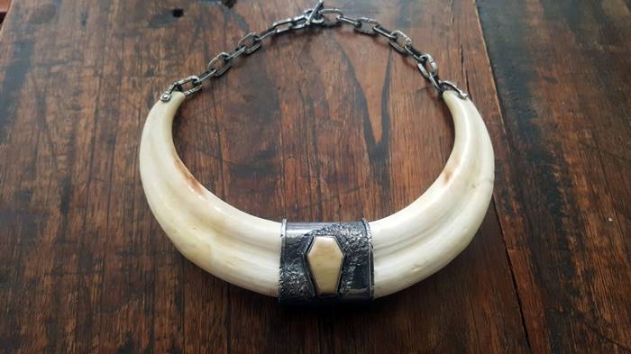 Jewelry made of human teeth and animal bones | An unbroken relationship with the deceased