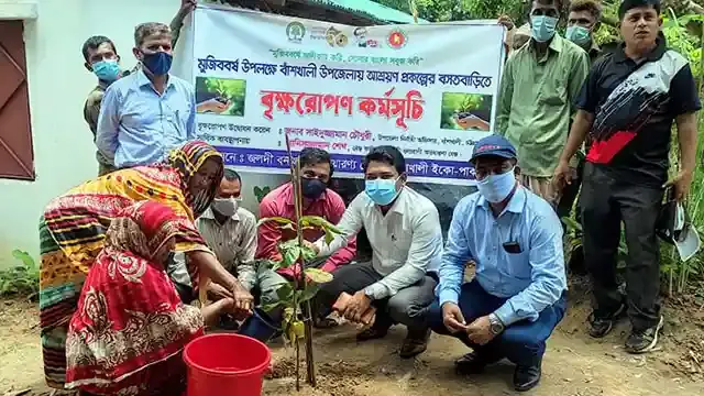 বাঁশখালীতে ইউএনও’র আশ্রয়ণ প্রকল্প পরিদর্শন ও বৃক্ষরোপণ