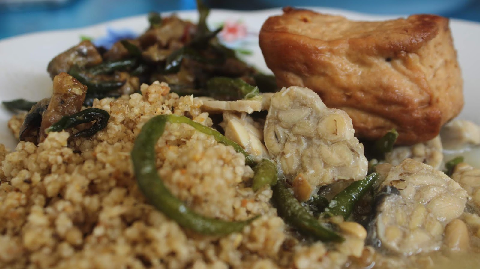 Lelah Merantau , Warga Genjahan Buka Warung Prasmanan Khas