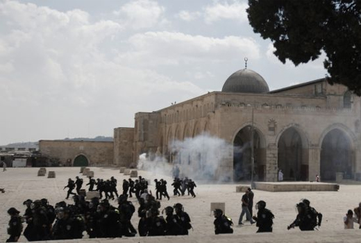 Polisi Israel Kepung Masjid Al-Aqsa Sambil Todongkan Senjata Dan Tangkapi Tokoh Palestina