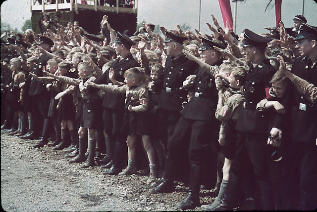 1938. Возбужденные толпы приветствуют Гитлера на церемонии закладки первого камня на заводе Volkswagen / Excited crowds greet a saluting and marching German Fuhrer Adolf Hitler at Fallersleben Volkswagen Works cornerstone ceremony.