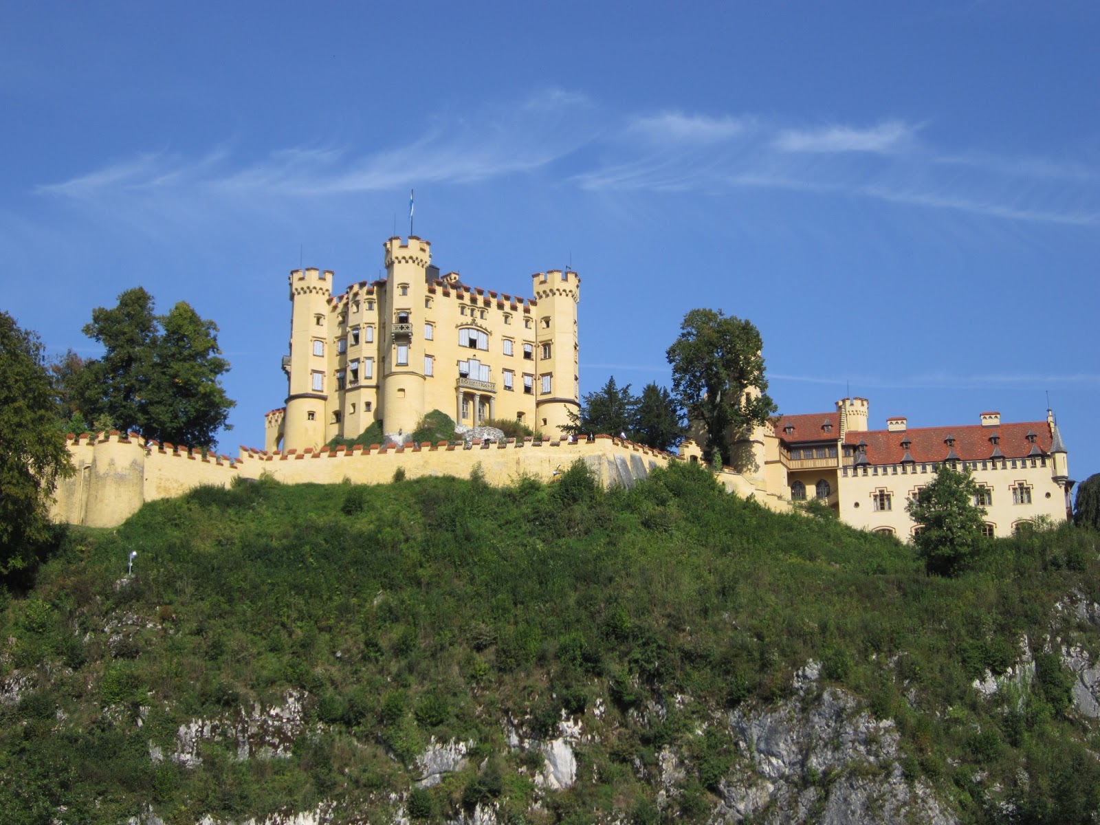 Окрестности замка. Замок Нойшванштайн, Хоэншвангау, Бавария, Германия. Фюссен. Замок Хоэншвангау Германия Бавария фото. Горы Фюссена.