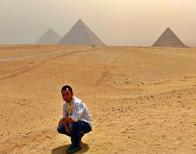Marky Ramone Go posed in front of the pyramids of Giza