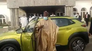 Tambuwal ya gwada mota kirar Najeriya mai aiki da wutan lantarki Tambuwal ya gwada mota kirar Najeriya mai aiki da wutan lantarki