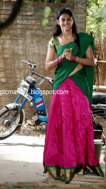 South indian mallu actress Kamana Jethmalani in a Sexy  saree pics bikini clavage navel show image