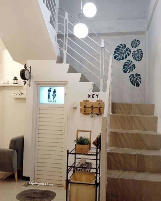Kamar mandi di bawah tangga Kamar mandi di bawah tangga