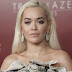 Rita Ora rivela di aver sofferto di paura del cancro al seno dopo la diagnosi di mamma Vera 15 anni fa