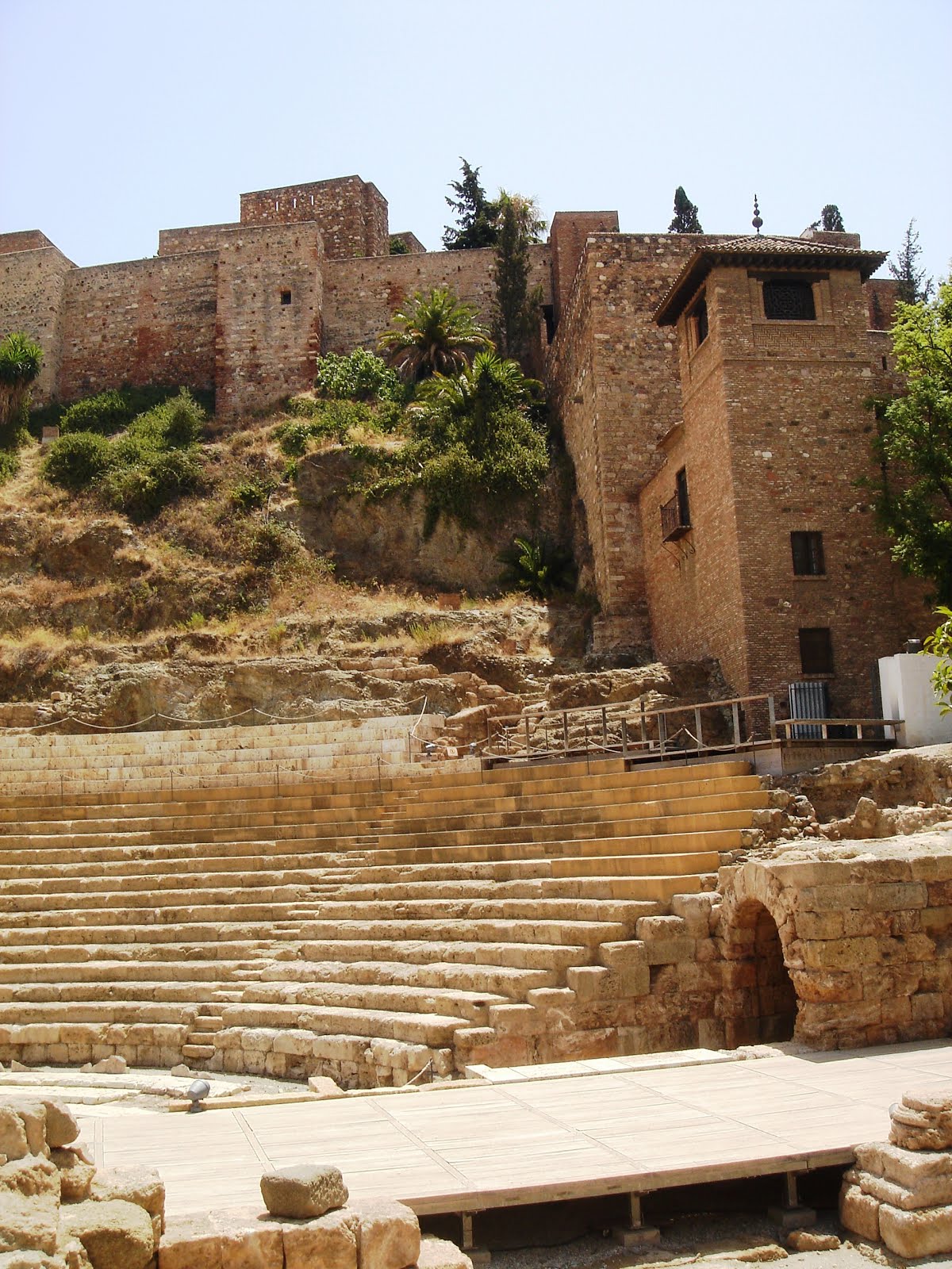 REGIÓN DE GRANADA, EN LA PREHISTORIA Y ANTIGÜEDAD: TEATRO ROMANO DE MÁLAGA