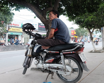 Tập Truyện Ngắn: Người ở lại thế gian  Nguoi_chay_xe_om