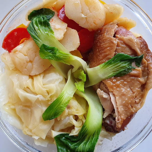 今日午餐：烤雞腿、青江菜、高麗菜、水果椒、干貝、荸薺，2021.04.21