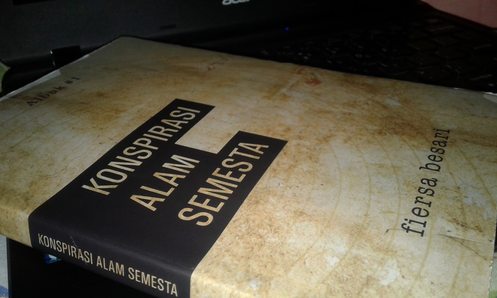 Resensi Novel Kolase (Konspirasi Alam Semesta) Aksara0203