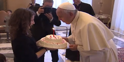 imagem do Papa Francisco recebendo bolo
