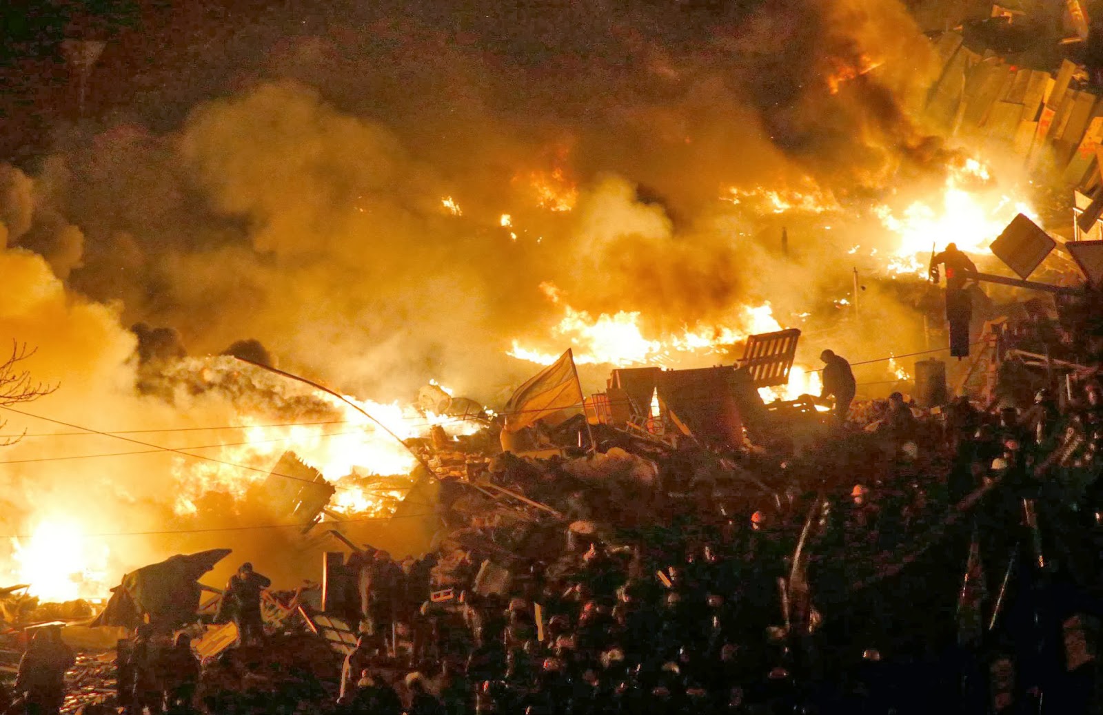 Слезы майдана. Киев Майдан 2014. Киев в огне.
