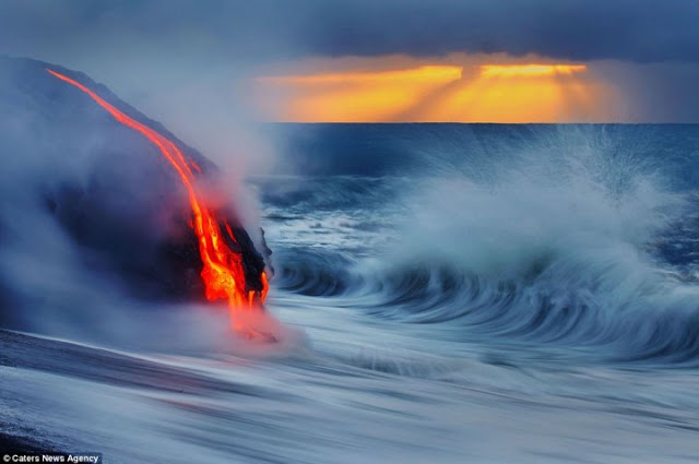 صور مدهشة لحمم بركانية  تزحف إلى مياه البحر