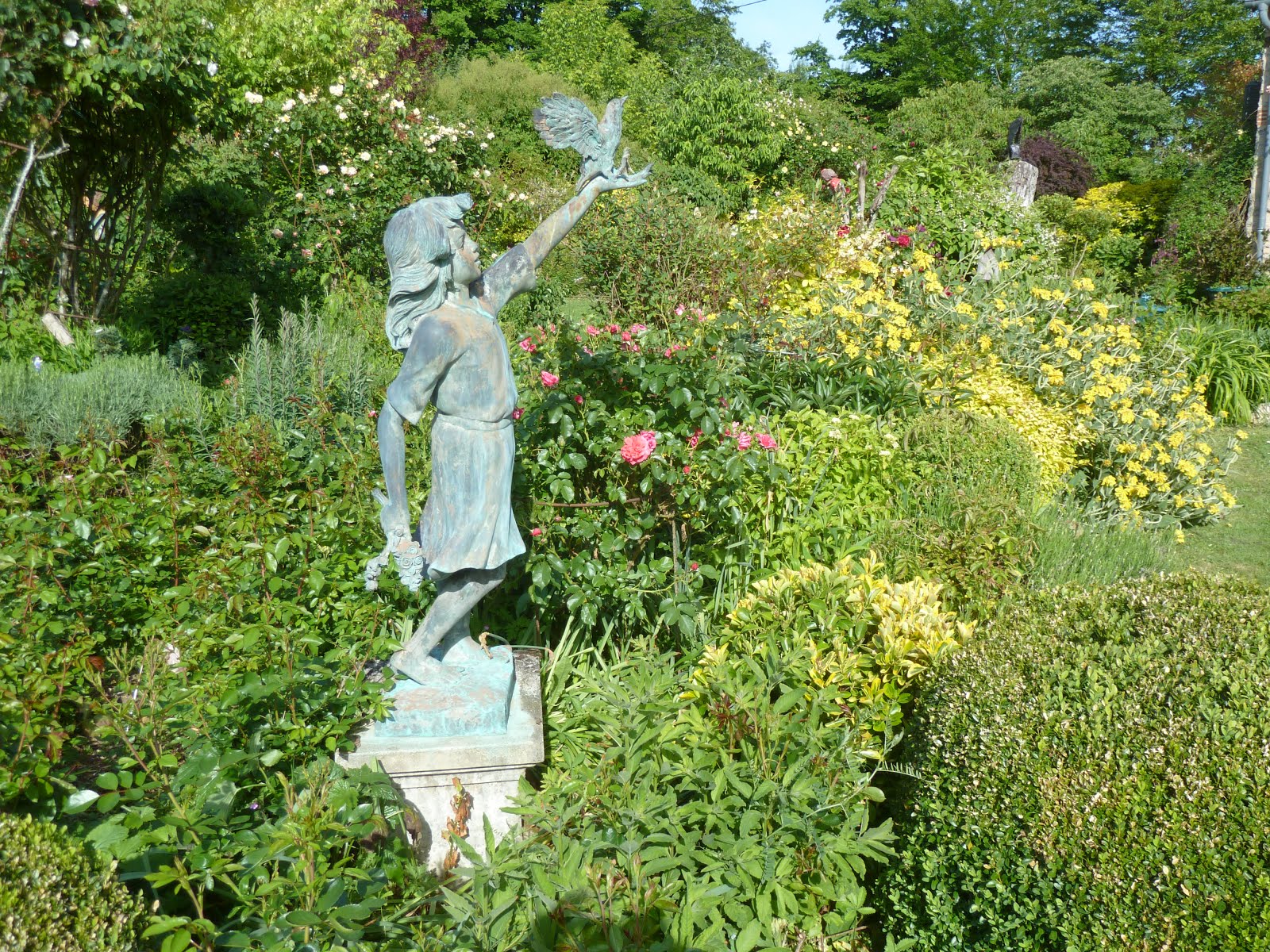 Petite fille en bronze avec l'oiseau