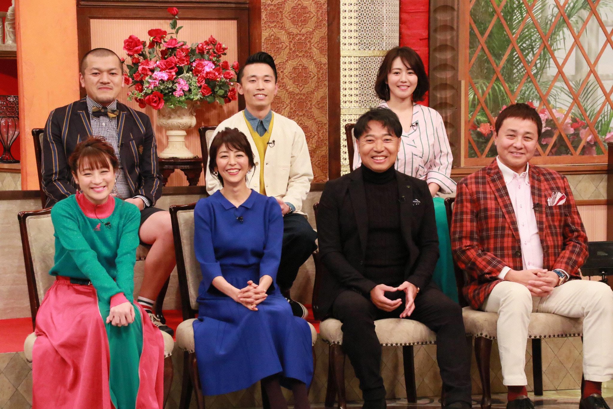 茨城県出身の男女八人の著名人が前後の二列に分かれて座っている