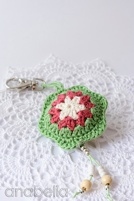 Flower crochet keychain by Anabelia