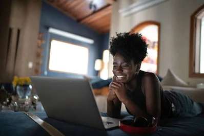 Jangan Menggunakan Laptop di Kasur atau Sofa Jangan Menggunakan Laptop di Kasur atau Sofa