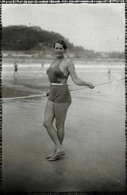 foto antigua de mujer bañista en playa de san sebastian