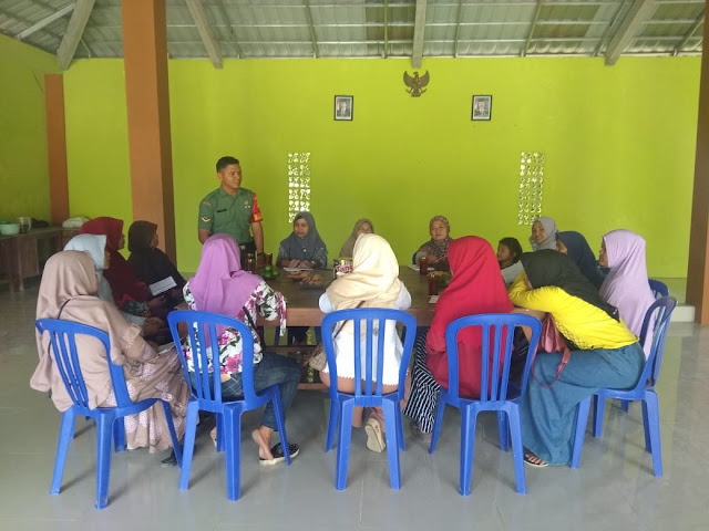 Komsos dengan PKK, Babinsa Geneng Duwur  Sampaikan Pentingnya Pengawasan Anak