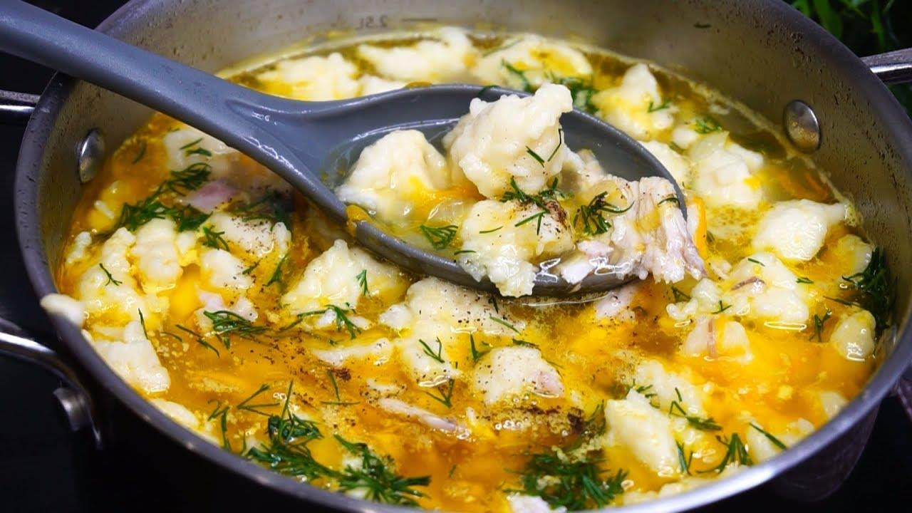 Вкусный суп на ужин. Суп с галушками на курином бульоне. Куриный суп с клецками. Суп с клецками и курицей.