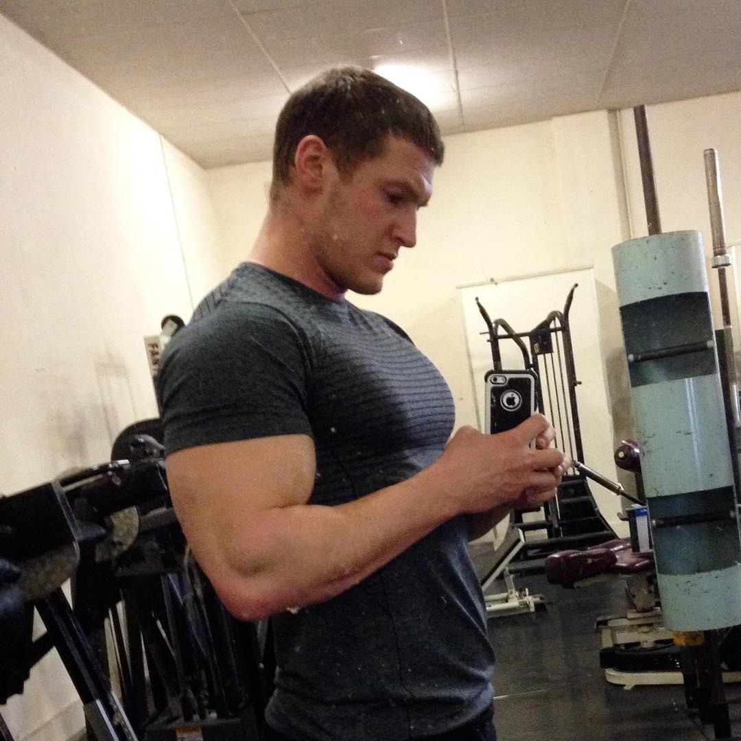 muscle-bear-huge-biceps-sexy-selfie