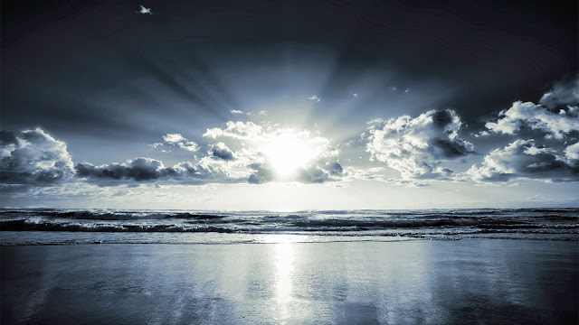 De zee met golven Foto van de zee met golven