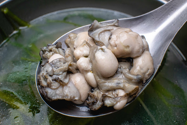 台南虱目魚湯【老鄭閣再來魚皮湯】安南美食!隱身鐵皮屋傳承近40年的虱目魚老攤!魚肚粥蚵仔湯魚皮麵線肉燥飯通通有!網友直呼麵線才是本體!