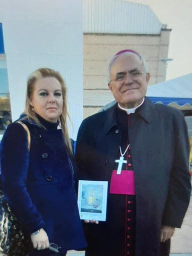 El Poemario de la Virgen de Linares en manos del Sr. Obispo: