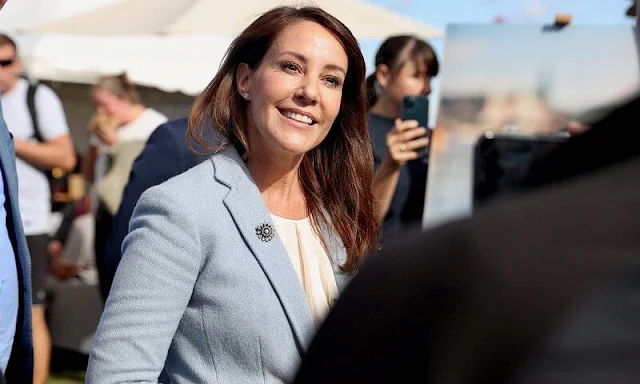 Princess Marie wore a sky blue Drosom blazer from Ralph Lauren. Princess presented the Federation of Retail Grocers' honorary award