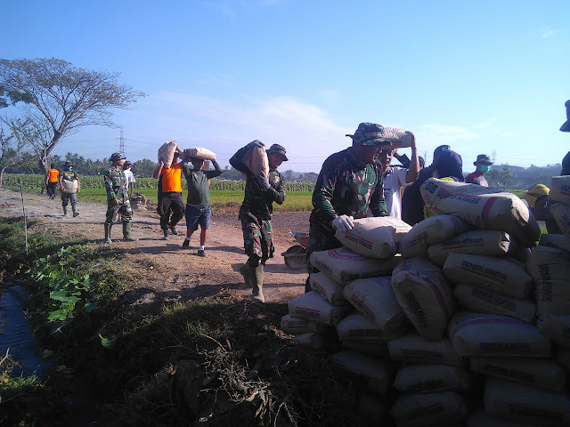 Bukan Lagi Senjata Yang dipanggul, Satgas TMMD  Panggul Semen