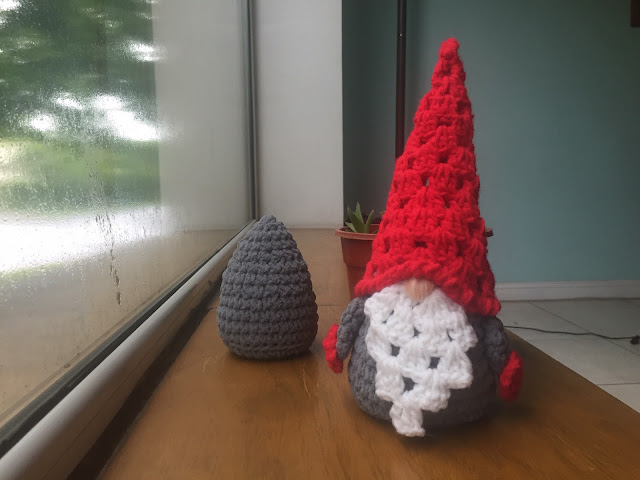 granny gnome a crochet por ventana