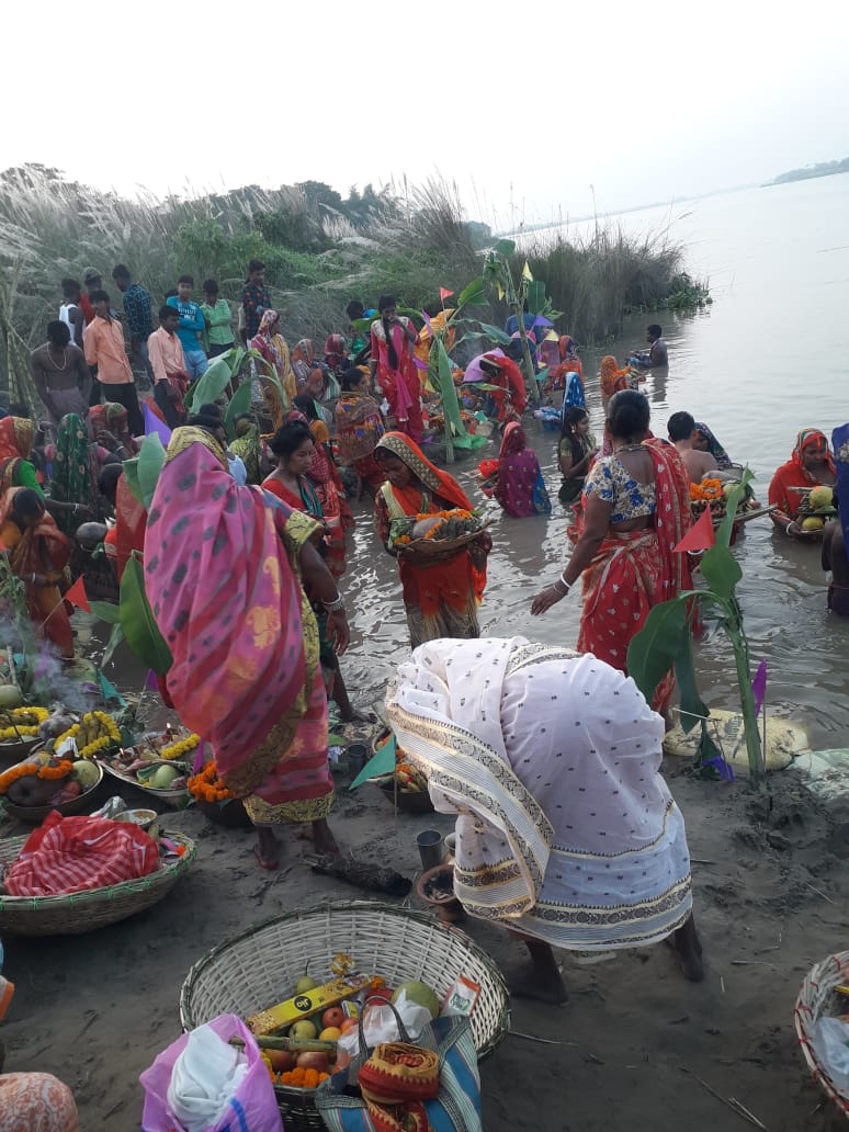 ছটপুজোয় মেতে উঠলো কাটোয়ার চরসাহাপুর গ্রাম 1 ছটপুজোয় মেতে উঠলো কাটোয়ার চরসাহাপুর গ্রাম