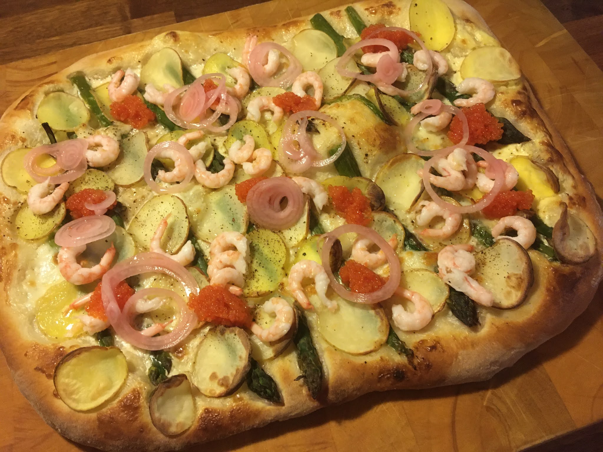 Farmors mat Pizza bianca med sparris, stenbitsrom och räkor