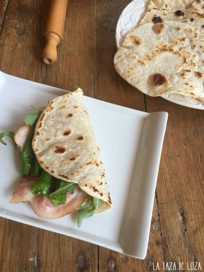 piadina-rellena-de-bacon-rúcula-pimientos