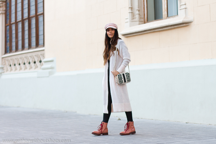 Influencer Valencia Look urban chic estiloso elegante ideas combinar chaqueta larga con botas planas worker