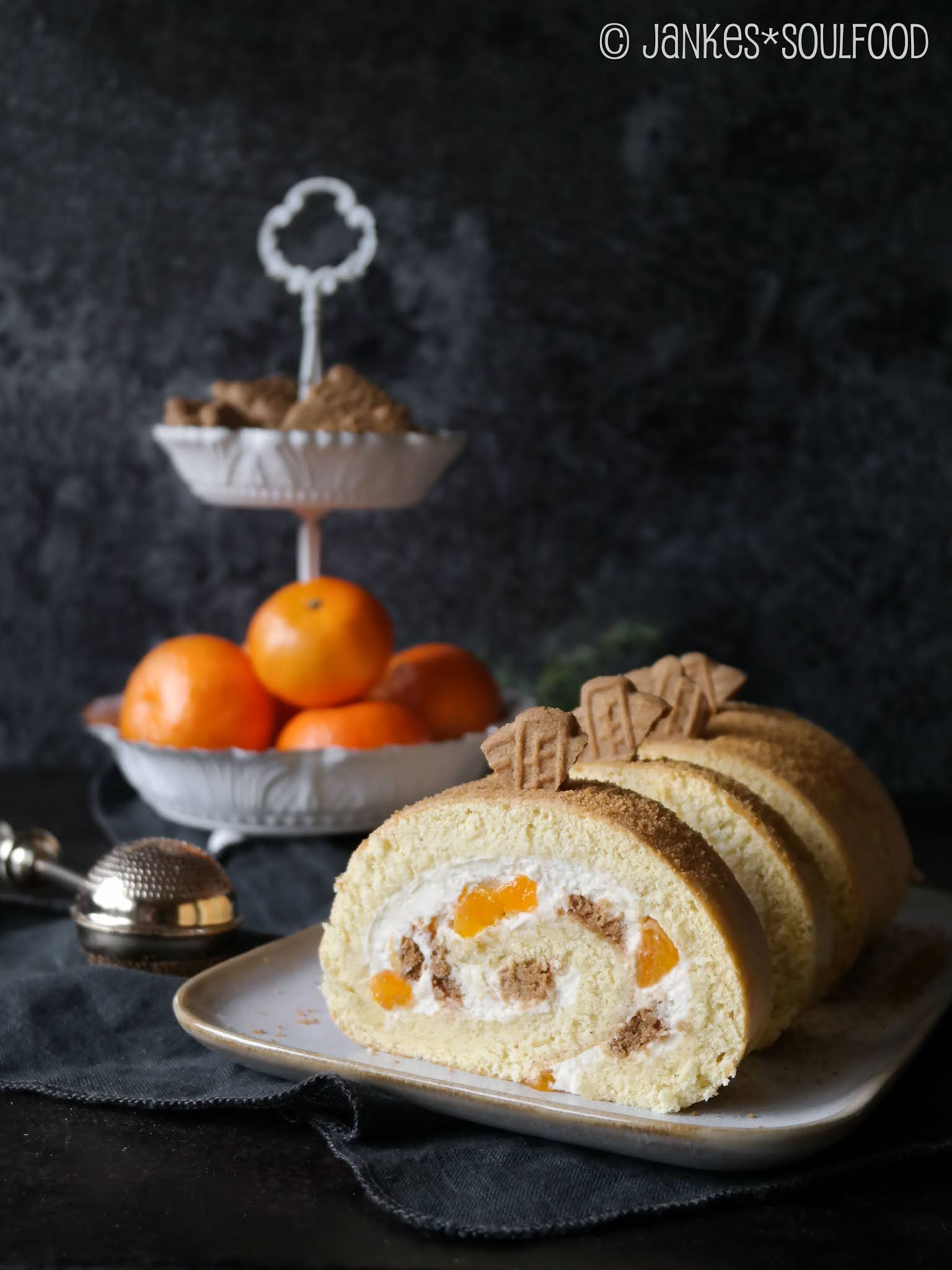 Weihnachtliche Biskuitrolle mit Mandarinen