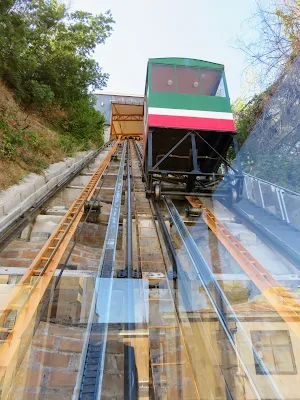 Day trip from Santiago to Valparaiso: Historic ascensor in Valpo