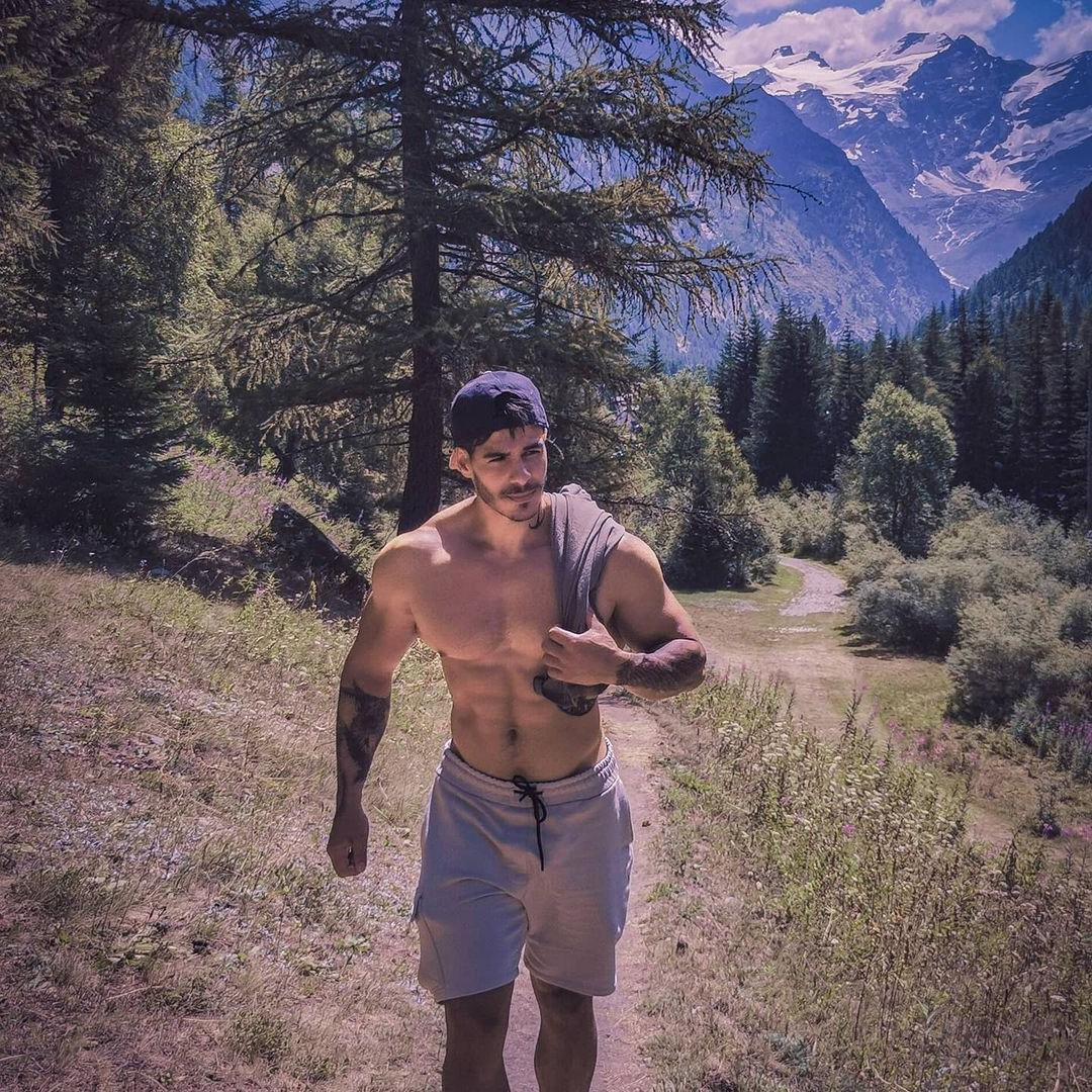 sexy-mountain-men-loic-zine-shirtless-fit-muscular-body-hunk