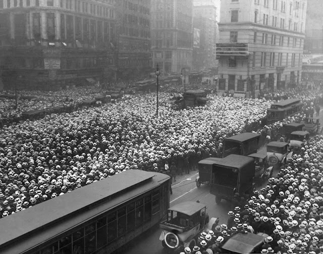 A crowd outside The New York Times building in 1921. 