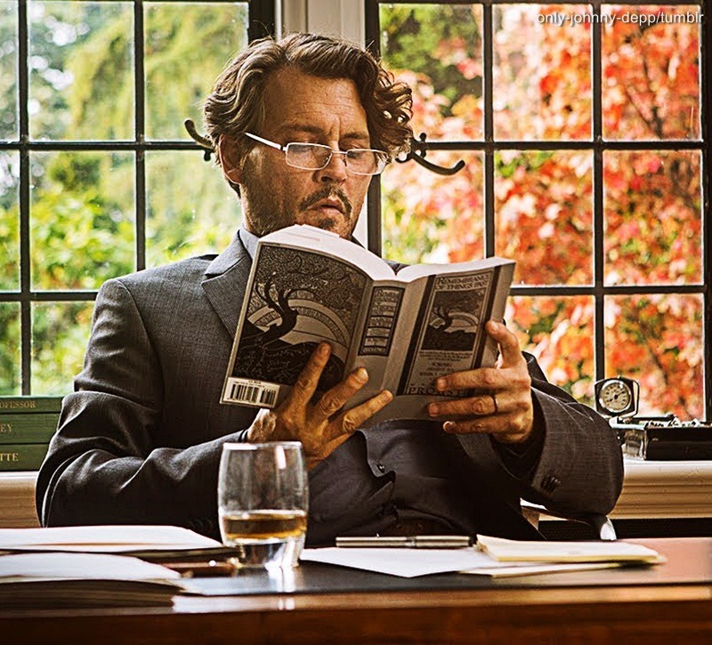 Том смотрит в книгу. The Professor Джонни Депп. Профессор чтение книг.