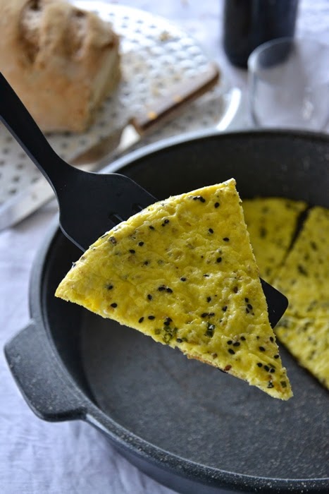 frittata all'erba cipollina con crusca di avena e mix di semi