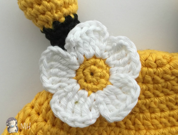 Flor de gorro abeja a crochet