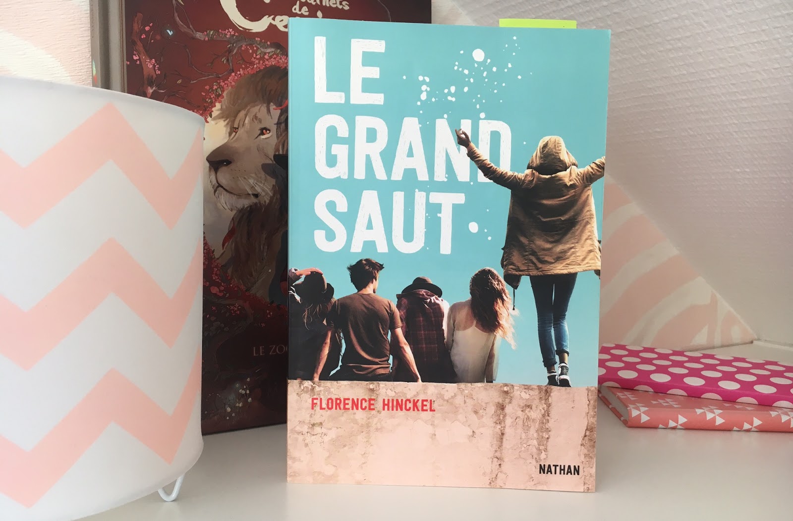 Comme la jeune fille à obliger jeter de boire