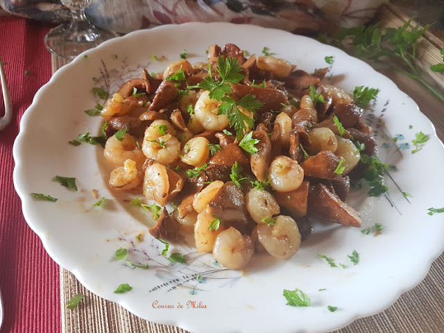 Níscalos al ajillo con gambas