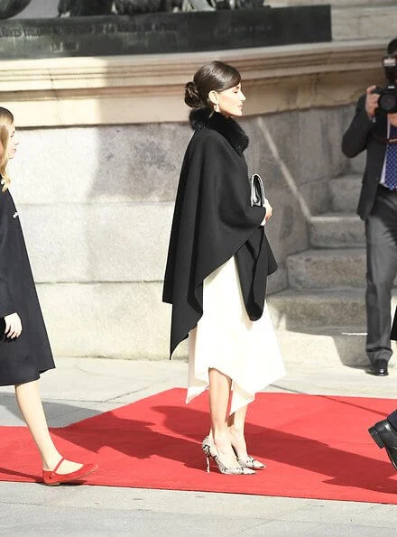 Queen Letizia, Princess Leonor and Infanta Sofía attended the Solemn opening of the Spanish Parliament. Carolina Herrera cape and dress