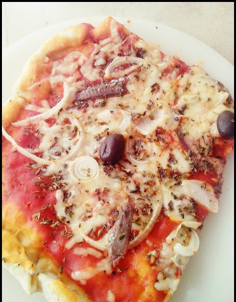 Pizza de queso, cebolla y anchoas