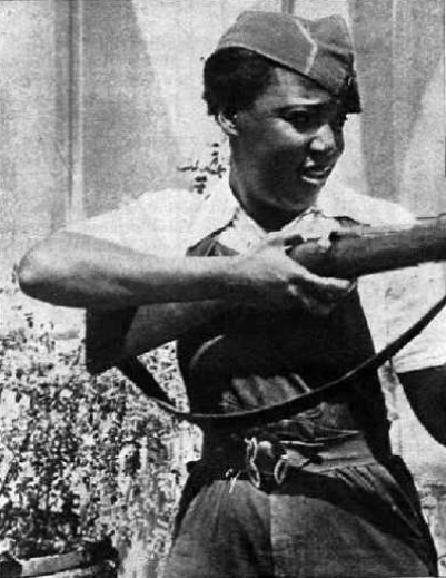 En las Milicias valencianas se ha enrolado una muchacha negra: Josefina Díaz Puerto En las Milicias valencianas se ha enrolado una muchacha negra: Josefina Díaz Puerto
