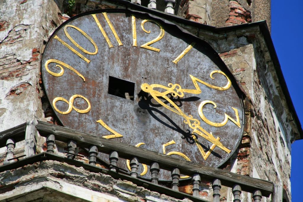 Часы бьют время. Башенные часы Герберта в Магдебурге. Механические башенные часы в средние века. Часы на башне. Старинные башенные часы.
