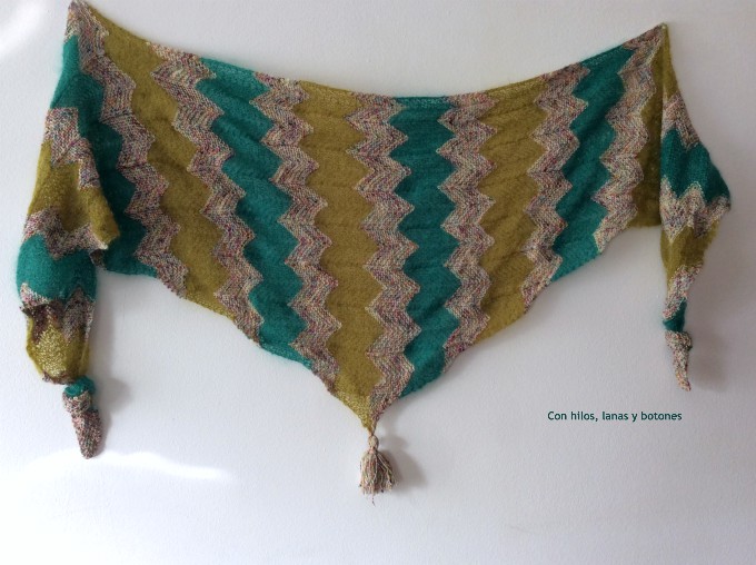 Con hilos, lanas y botones: Cheri Chevron Shawl